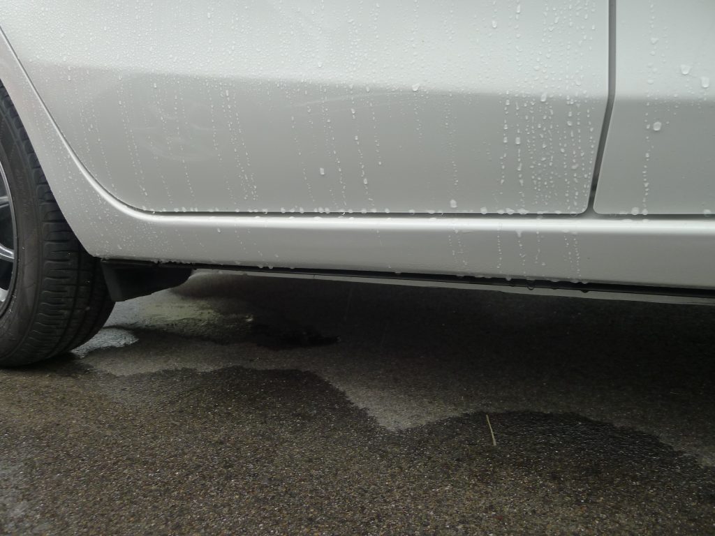 トヨタアクアの右サイドステップ板金塗装修理 Weed